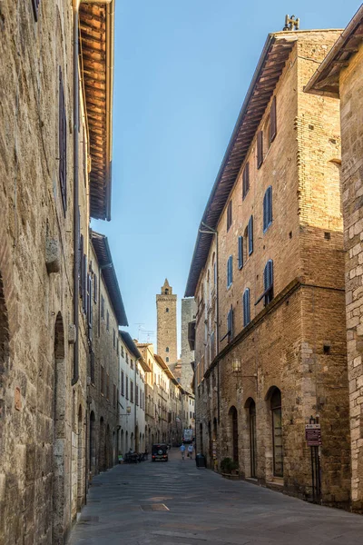 意大利圣吉米尼亚诺 2018年9月21日 在圣吉米尼亚诺的街道上 圣吉米尼亚诺是托斯卡纳锡耶纳省的一个带围墙的中世纪小镇 — 图库照片