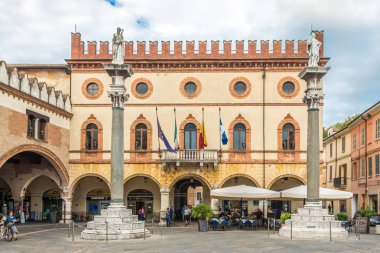 Ravenna, İtalya - Eylül 24,2018 - Binası, Belediye Binası'nda Ravenna Popolo yerde. Ravenna Kuzey İtalya'nın Emilia-Romagna bölgesindeki Ravenna eyaletinin başkentidir.