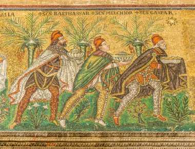 Ravenna, İtalya - Eylül 24,2018 - üç papaz yeni Basilica of Saint Apollinaris Ravenna mozaiği. Ravenna Emilia-Romagna Ravenna eyaletinin başkentidir.