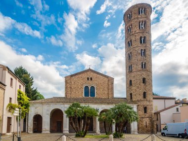 Ravenna, İtalya Saint Apollinaris Bazilikası manzaraya