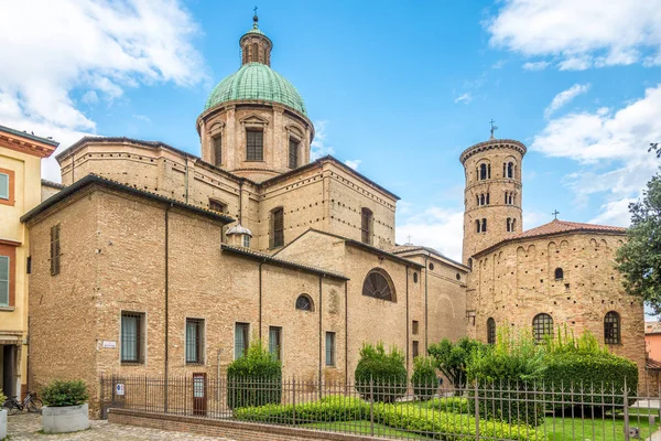 在意大利拉文纳的大教堂和乌尔西亚纳大教堂与新尼亚诺浸信会 — 图库照片
