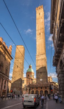 Bologna, İtalya - Eylül 24,2018 - View adlı iki kule Garisenda ve Asinelli Bologna Rizzoli sokaktan. Bologna Emilia-Romagna bölgesinin başkenti ve en büyük olduğunu.