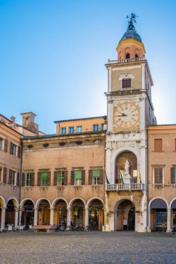 Modena, İtalya - Eylül 25,2018 - görünümü, saat kulesi City hall içinde Modena. Modena balsamik sirke üretim için mutfak çevrelerinde de bilinmektedir.