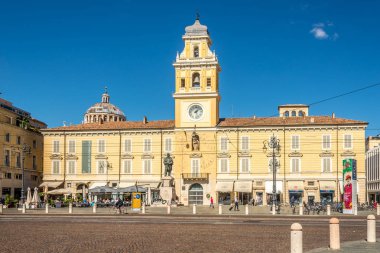 Parma, İtalya - Eylül 25,2018 - Parma Garibaldi yerinde Governors Palace manzaraya. Parma, mimari, müzik, sanat, jambon, peynir ve çevresindeki kırsal için ünlü bir şehir olduğunu.
