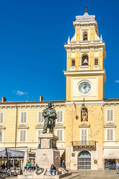 Parma Italië September 2018 Uitzicht Place Garibaldi Met Monument Klokkentoren — Stockfoto