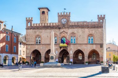 Fidenza, İtalya - Eylül 25,2018 - manzaraya Fidenza Belediye Binası ve Garibaldi dikilitaş. Fidenza bir İtalya'nın Parma eyaletinde yeri.