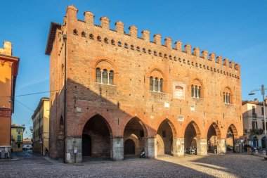 Cremona, İtalya - Eylül 26,2018 - görünüm Palace Cittanova bina Cremona, sokaklarında. Cremona İtalya'nın Lombardiya kuzey İtalya'daki yer alan biridir.