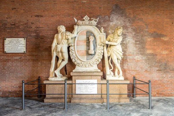 意大利克雷莫纳 2018年9月26日 Cremona Loggia Dei Militi 的两个大力石与徽章纪念碑 克雷莫纳 是一座位于意大利北部伦巴第大区的城市 — 图库照片