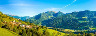 Köy Telves Hills İtalyan South Tyrol Vıpıteno yakınındaki panoramik manzaraya