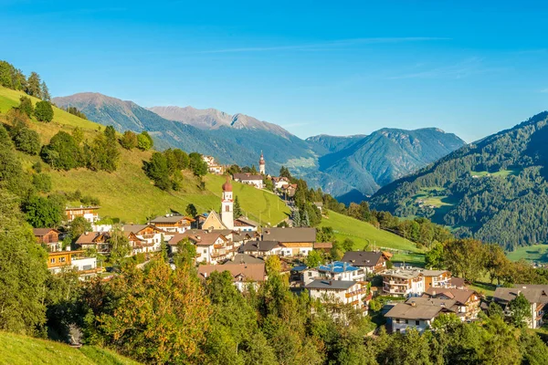 Villaggio Telves sulle colline vicino a Vipiteno in Trentino — Foto Stock