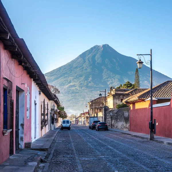 Aqua Volcano ile Antigua Guatemala sokaklarında Sabah