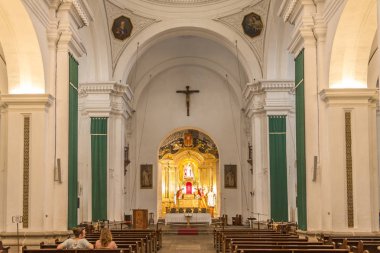 Antigua Guatemala'daki La Merced Kilisesi'nin iç ve korosuna bakış