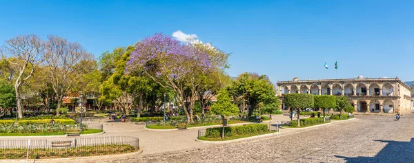 Panoramautsikt över borgmästaren förlägger med stadshuset in Antigua Guatemala — Stockfoto