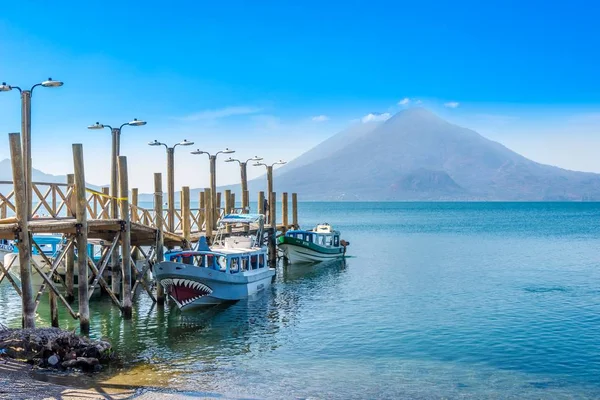 Barcos no lago Atitlan na Guatemala Hidhlands — Fotografia de Stock