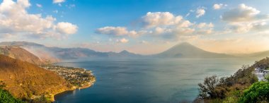Guatemala'daki Atitlan gölünde öğleden sonra panoramik manzarası