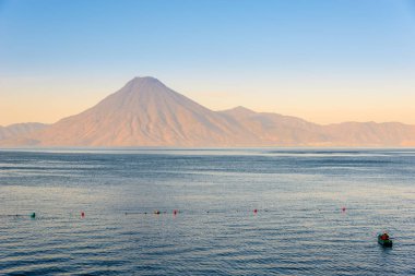 Mornig Guatemala Titlan gölünde