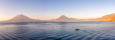 Guatemala'da Atitlan gölü ile Volkanlar Atitlan, San Pedro ve Toliman panoramik görünümü