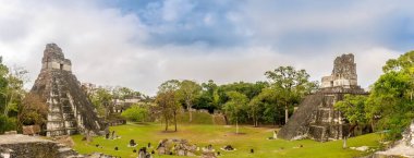 Tikal Milli Parkı Temple I ve Temple Ii ile Grand Place panoramik görünümü - Guatemala