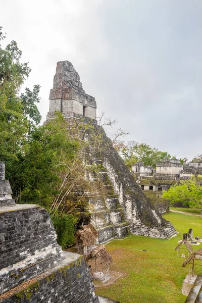 Вид на храм Тікаль I від Північного Акрополіс-Національний парк Тікаль, Гватемала — стокове фото