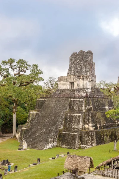 Вид на храм Тікаль II від Північного Акрополіс-Національний парк Тікаль, Гватемала — стокове фото
