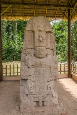 Quirigua antik Maya arkeolojik sitesinde Maya Stela görünümü - Guatemala