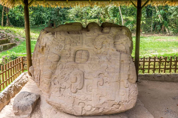 Kilátás a Zoomorph P az ókori Maya régészeti lelőhely Quirigua-Guatemala — Stock Fotó