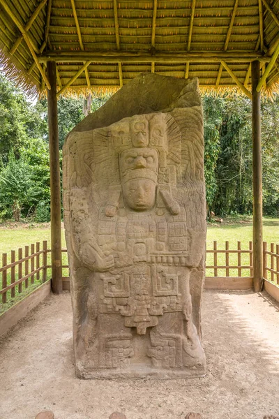 Vista para a Estela Maia em Quirigua - sítio arqueológico maia antiga na Guatemala — Fotografia de Stock