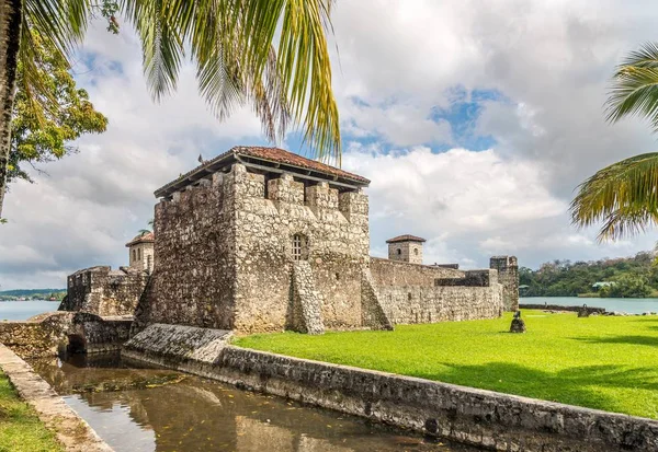 Španělská koloniální pevnost hrad San Felipe de Lara u vchodu do jezera Izabal v Guatemale — Stock fotografie