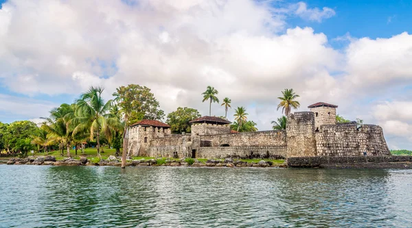 Forte colonial espanhol Castelo de San Felipe de Lara na entrada do Lago Izabal, na Guatemala — Fotografia de Stock