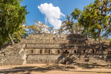 Honduras'taki Copan Arkeoloji sitesi Akropolis'te görüntüle