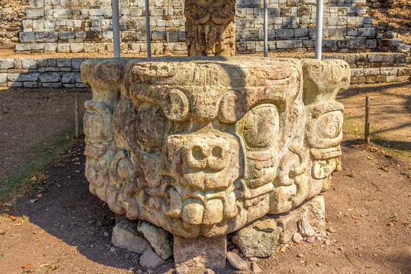 在洪都拉斯科潘考古遗址的祭坛上观看 — 图库照片