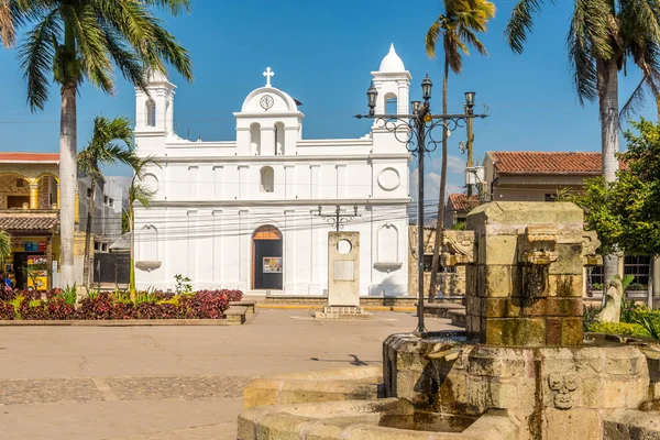 Pohled na kostel San Jose Obrero v Copan Ruinas-Honduras — Stock fotografie