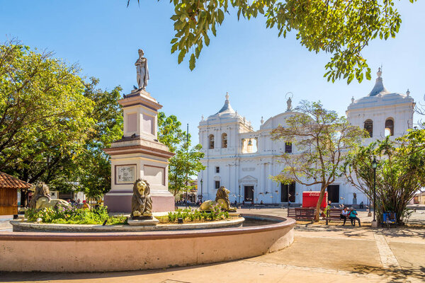Вид на тупик и Катрин в Леоне - Никарагуа
