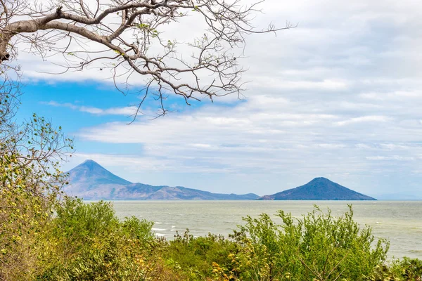 Pohled na Sopos Momotombo a Momotombito s jezerem Xolotlan v Nikaragui — Stock fotografie