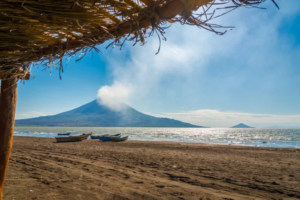 Visa på VOLCANOS Momotombo och Momotombito med Xolotlan Lake i Nicaragua — Stockfoto