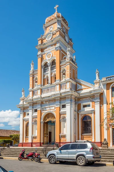 Pohled na zvonici v kostele Xalteva z parku v Granada-Nikaragua — Stock fotografie
