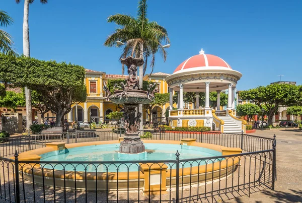 Vista a la Plaza de la Ciudad con fuente en Granada - Nicaragua — Foto de Stock