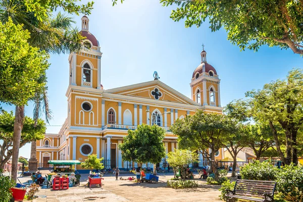 从城市广场到尼加拉瓜格拉纳达圣母大教堂观看 — 图库照片