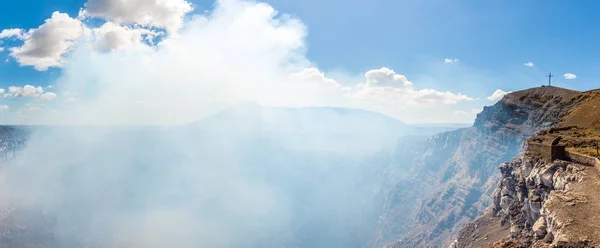 Vista panorâmica para a cratera do vulcão Masaya na Nicarágua — Fotografia de Stock