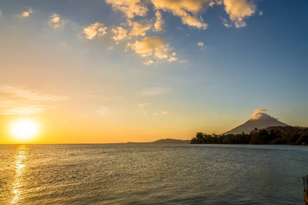 Ometepe Adası Nikaragua Gölü'nde Conception Volcano ile gün batımı - Nikaragua — Stok fotoğraf