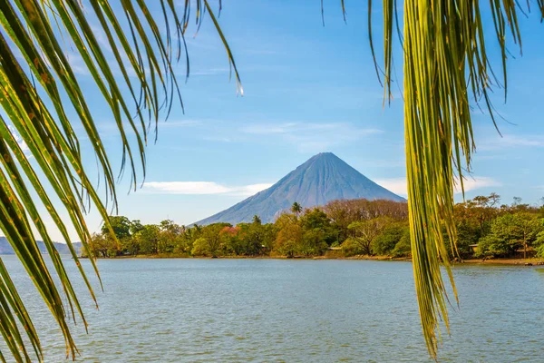 Ometepe Adası-Nikaragua'da Nikaragua gölü ile Conception Volkanı manzarası — Stok fotoğraf