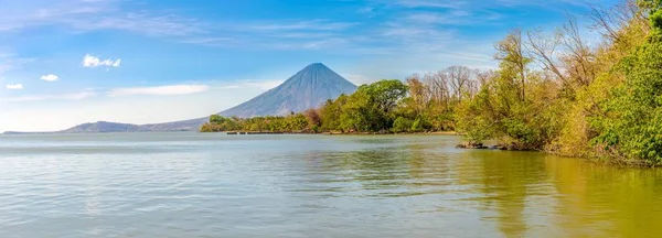 Panoramautsikt på befruktningen vulkan med den Nicaragua laken på den Ometepe ön — Stockfoto