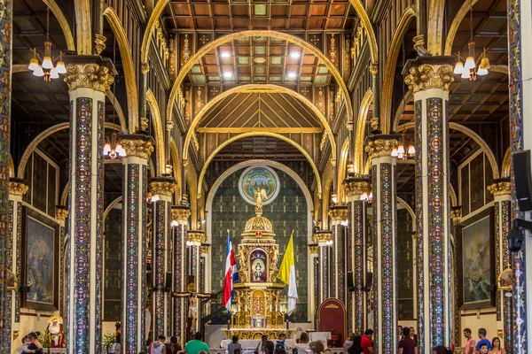 Vista al interior de la Basílica de Nuestra Señora de los Ángeles en Cartago - Costa Rica — Foto de Stock