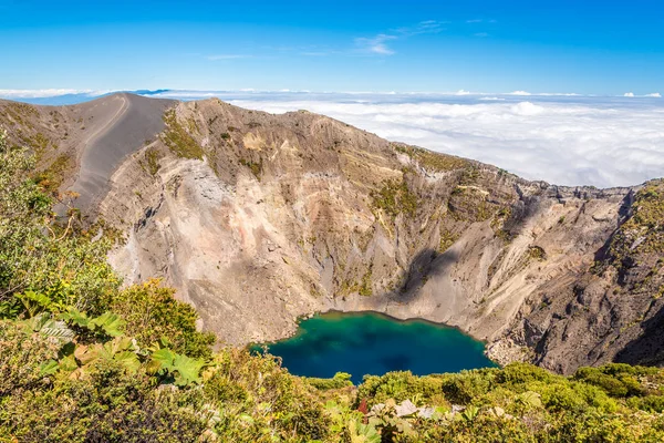 Pemandangan kawah gunung berapi Irazu di Taman Nasional Volcano Irazu di Kosta Rika — Stok Foto
