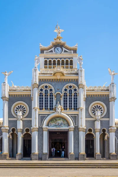 Visa på han fasaden av basilikan Our Lady of The Angels i Cartago-Costa Rica — Stockfoto