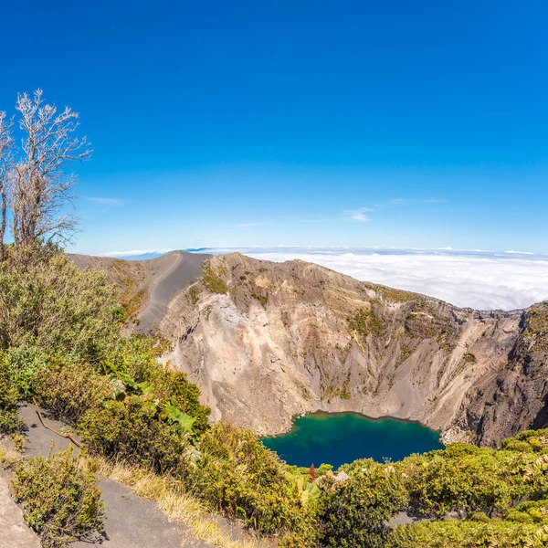 Vista para a cratera do vulcão Irazu no Parque Nacional do Vulcão Irazu na Costa Rica — Fotografia de Stock