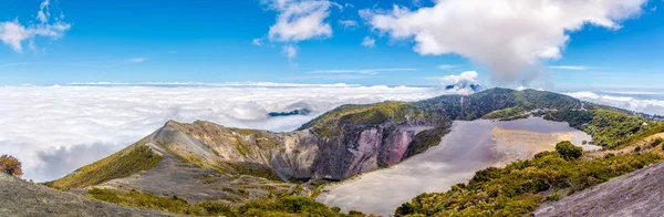 Panoramisch uitzicht op de krater van de Irazu-vulkaan van Mirrador in het Irazu-vulkaan nationaal park-Costa Rica — Stockfoto