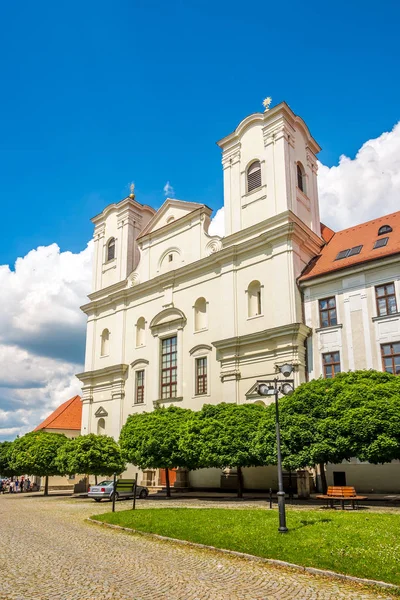 Vista de la fachada de la Iglesia de los Jesuitas en Skalica - Eslovaquia — Foto de Stock