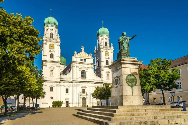 Vista de la Catedral de San Esteban y memoria del rey Maximiliano I José en Passau - Germanay —  Fotos de Stock