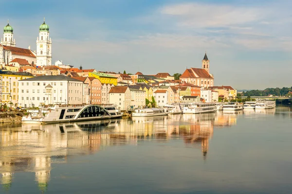 Passau Içinde Donau nehri Embankment görünümü - Almanya — Stok fotoğraf